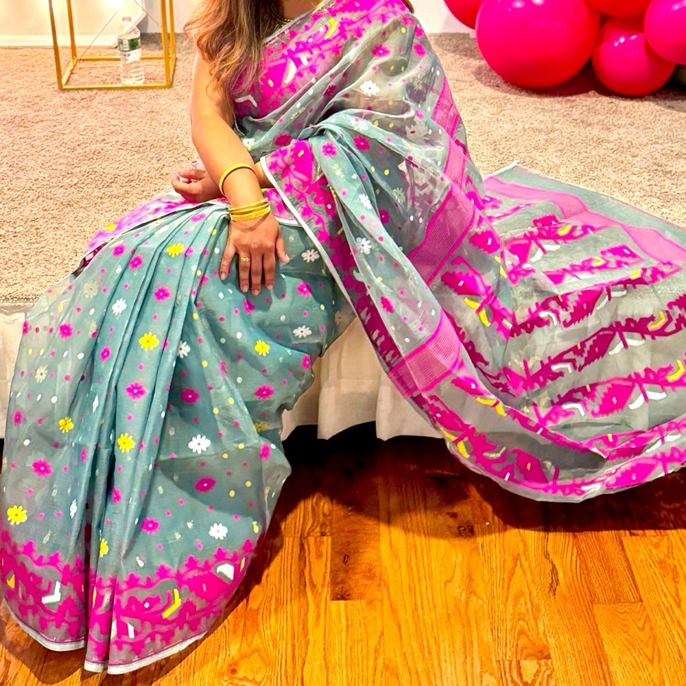 Dhakai jamdani saree